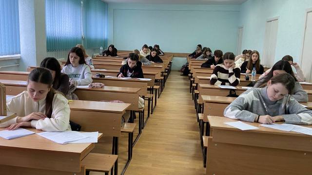 Учасники олімпіади під час виконання завдань